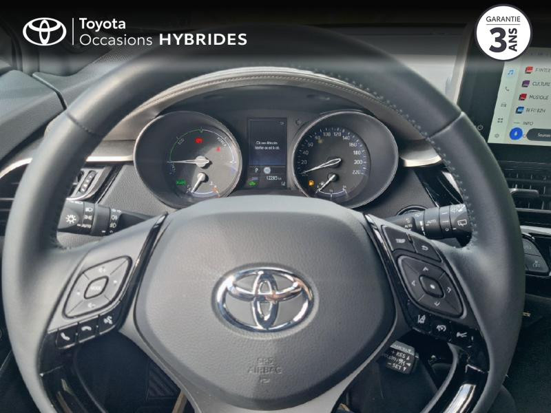 Photo 13 de l'offre de TOYOTA C-HR 122h Distinctive 2WD E-CVT MY22 à 28490€ chez Rizzon Auto - Toyota Guingamp