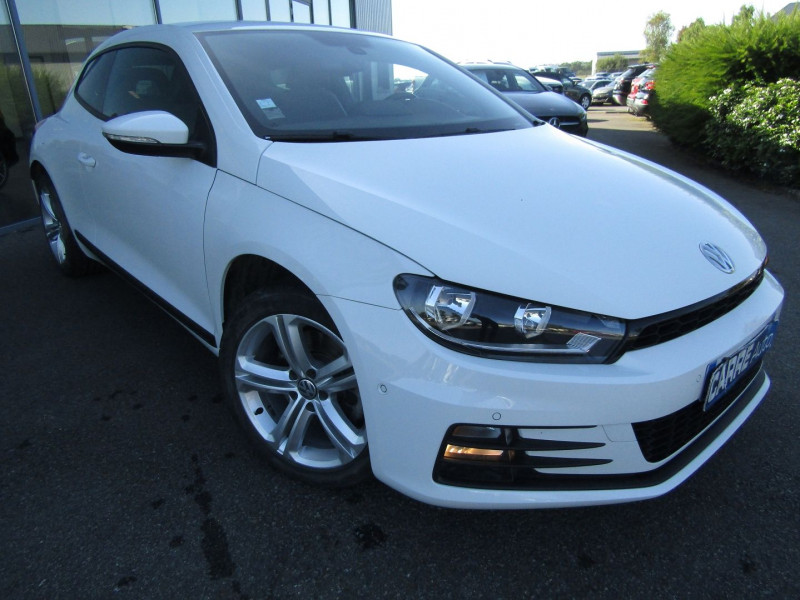 Photo 2 de l'offre de VOLKSWAGEN SCIROCCO 2.0 TDI 184CH BLUEMOTION TECHNOLOGY FAP SPORTLINE DSG6 à 16990€ chez Carre automobiles