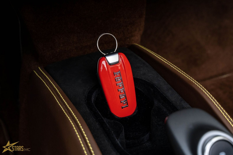 Photo 40 de l'offre de FERRARI F8 TRIBUTO V8 3.9 T 720CH SPIDER à 385000€ chez Stars Monte Carlo