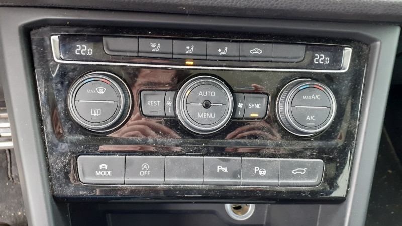 Photo 13 de l'offre de VOLKSWAGEN TOURAN 1.4 TSI 150CH BLUEMOTION TECHNOLOGY SOUND DSG7 7 PLACES à 26490€ chez Sevestre Automobiles