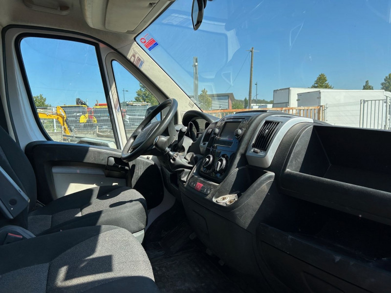 Photo 6 de l'offre de FIAT DUCATO BENNE 3.5 MAXI XL 2.3 MULTIJET 130CH ACIER DOUBLE CABINE PACK PRO NAV + COFFRE JPM à 29880€ chez Brignais automobiles
