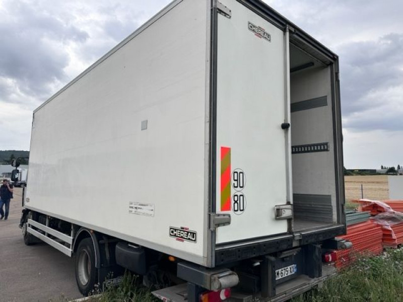 Photo 3 de l'offre de RENAULT TRUCKS MIDLUM 220.14 FRIGO MULTI-TEMPÉRATURE + HAYON à 22800€ chez Brignais automobiles