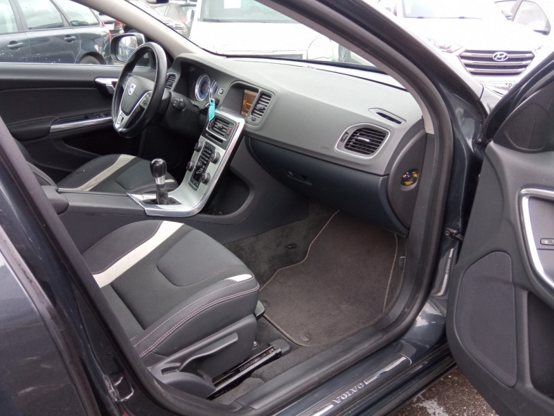 Photo 16 de l'offre de VOLVO V60 D3 136CH START&STOP R-DESIGN à 13490€ chez Vianor occasions