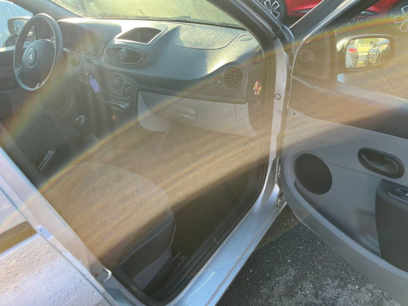 Photo 9 de l'offre de RENAULT CLIO III 1.2 16V 75CH AUTHENTIQUE 5P à 7490€ chez Vianor occasions
