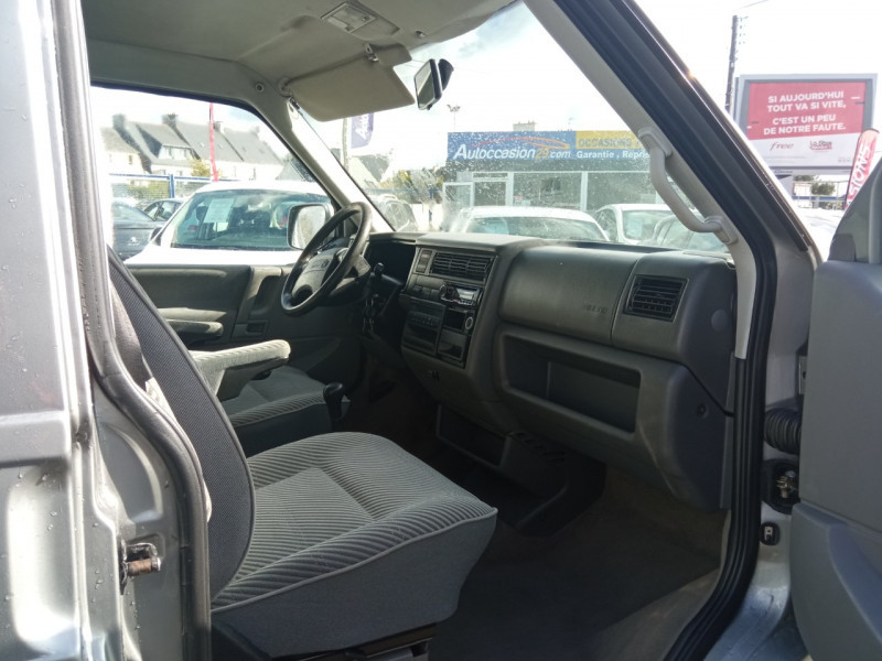 Photo 9 de l'offre de VOLKSWAGEN MULTIVAN 2.5 TDI 102CH CONFORT à 13990€ chez Vianor occasions