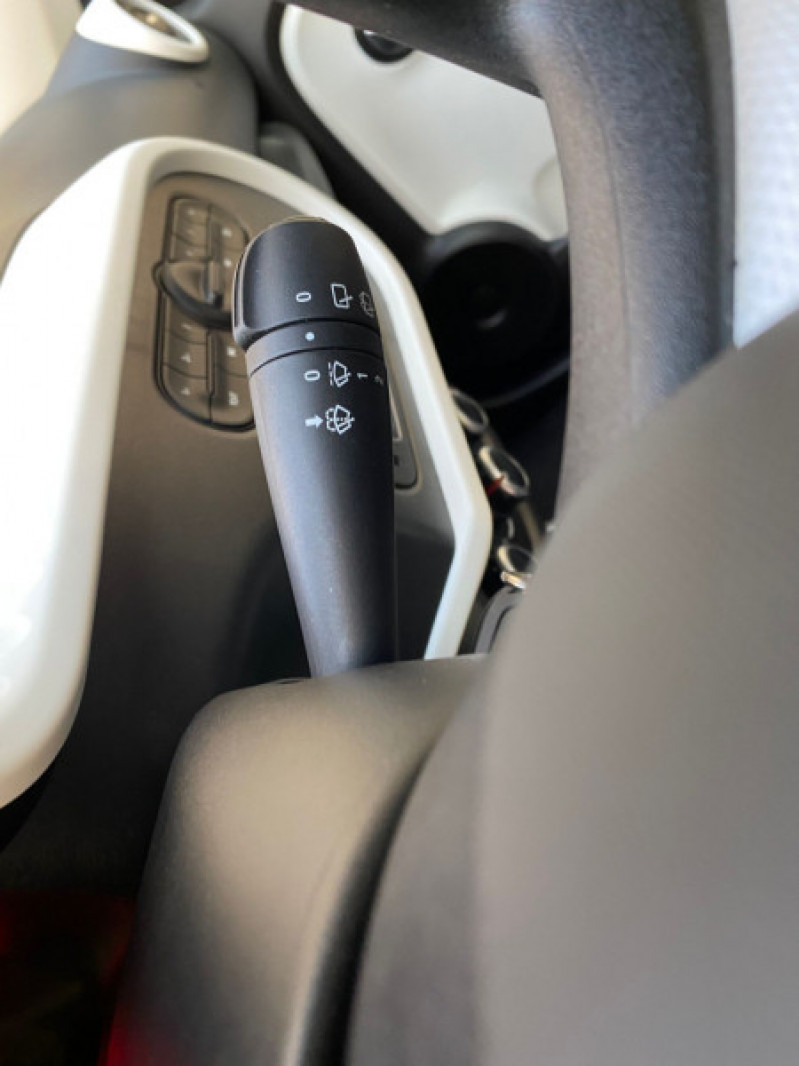 Photo 18 de l'offre de RENAULT TWINGO III 0.9 TCE 95CH ZEN - 20 à 11990€ chez Iptrans Auto Paris