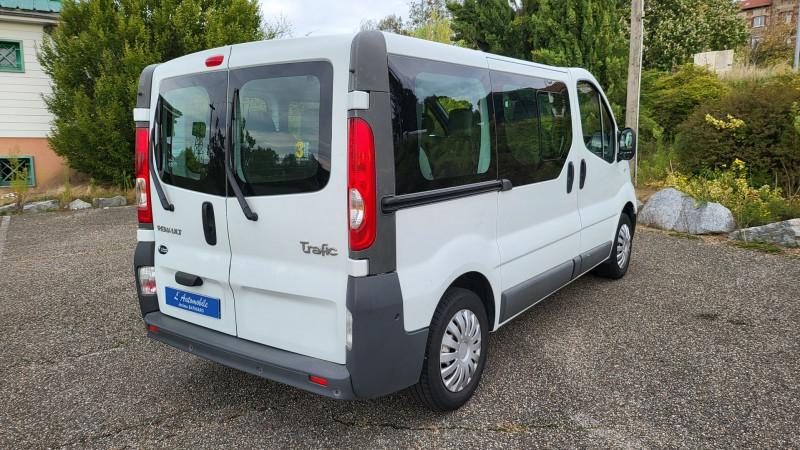 Photo 8 de l'offre de RENAULT TRAFIC II PASSENGER 2.0 DCI 90CH EXPRESSION à 16290€ chez L'Automobile Jérôme BATHIARD