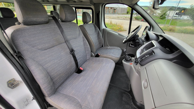 Photo 16 de l'offre de RENAULT TRAFIC II PASSENGER 2.0 DCI 90CH EXPRESSION à 16290€ chez L'Automobile Jérôme BATHIARD