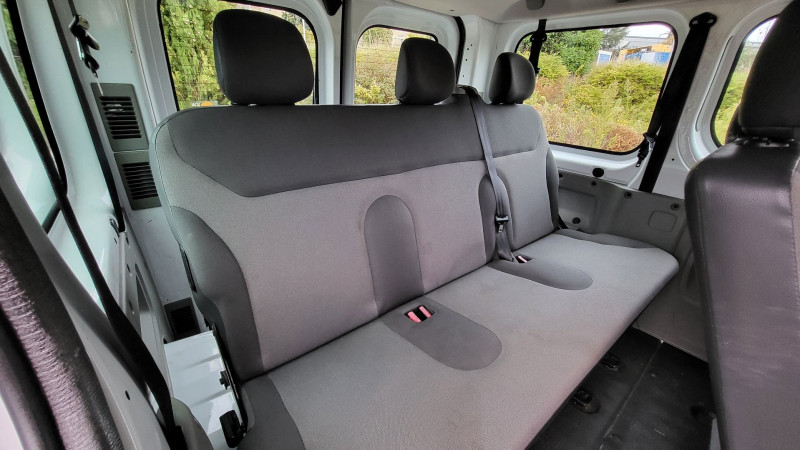 Photo 16 de l'offre de RENAULT TRAFIC II PASSENGER 2.0 DCI 90CH AUTHENTIQUE à 17290€ chez L'Automobile Jérôme BATHIARD