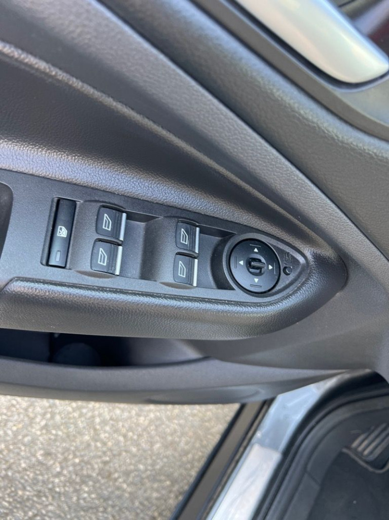 Photo 10 de l'offre de FORD KUGA 2.0 TDCI 150CH STOP&START TITANIUM 4X2 EURO6.2 à 16990€ chez Carlyss automobiles Vitré