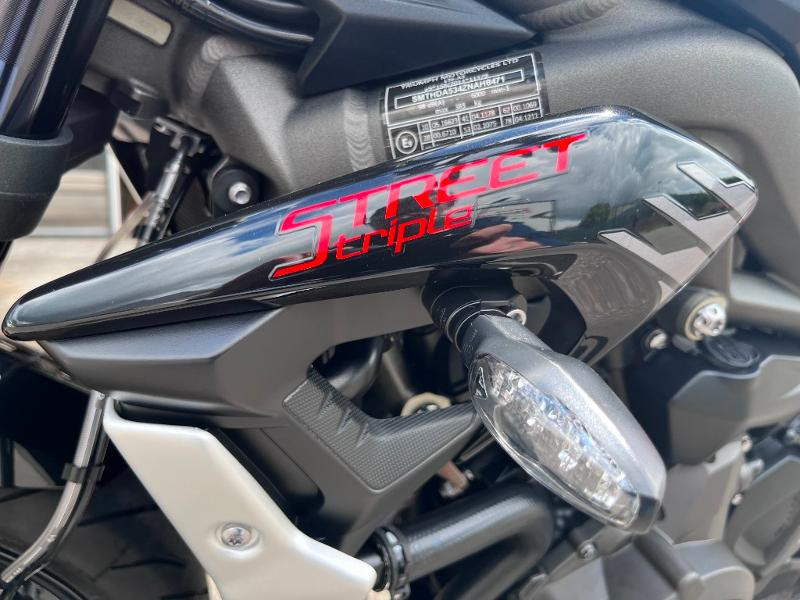 Photo 12 de l'offre de TRIUMPH Street Triple 765 R 1ere main à 8690€ chez Franck motos