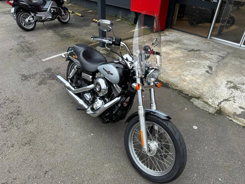 Photo 3 de l'offre de HARLEY-DAVIDSON Dyna Super Glide Custom 1584 Bicolore ABS 2012 à 10490€ chez Franck motos