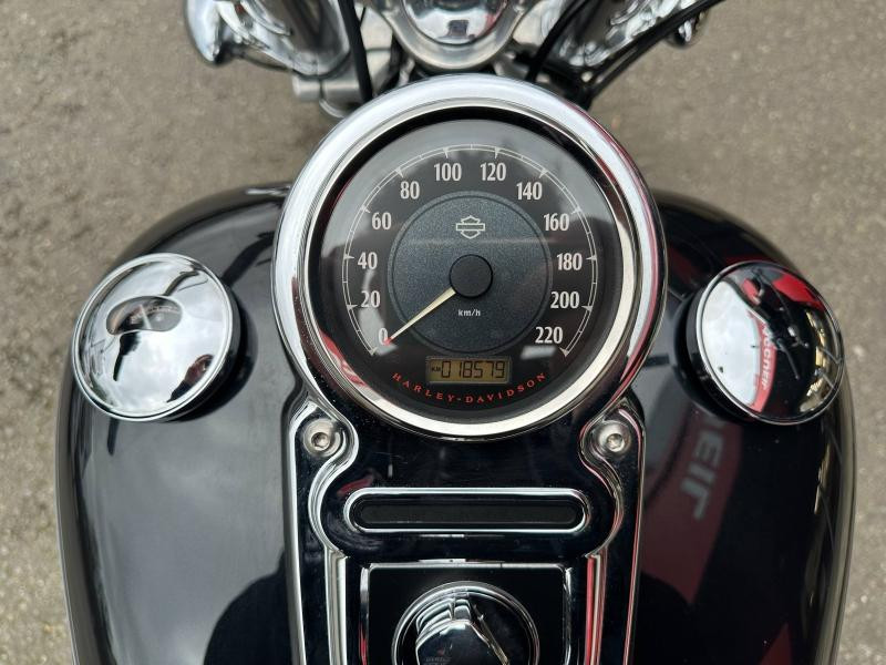 Photo 9 de l'offre de HARLEY-DAVIDSON Dyna Super Glide Custom 1584 Bicolore ABS 2012 à 10490€ chez Franck motos