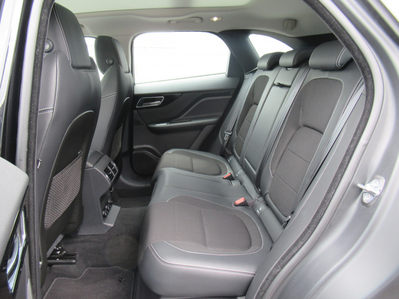 Photo 6 de l'offre de JAGUAR F-PACE 2.0D 180CH R-SPORT AWD BVA8 à 24990€ chez J'NOV AUTO
