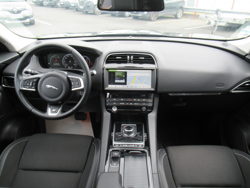 Photo 4 de l'offre de JAGUAR F-PACE 2.0D 180CH R-SPORT AWD BVA8 à 24990€ chez J'NOV AUTO