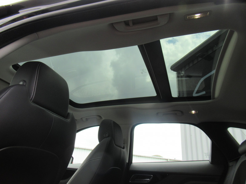 Photo 7 de l'offre de JAGUAR F-PACE 2.0D 180CH R-SPORT AWD BVA8 à 24990€ chez J'NOV AUTO
