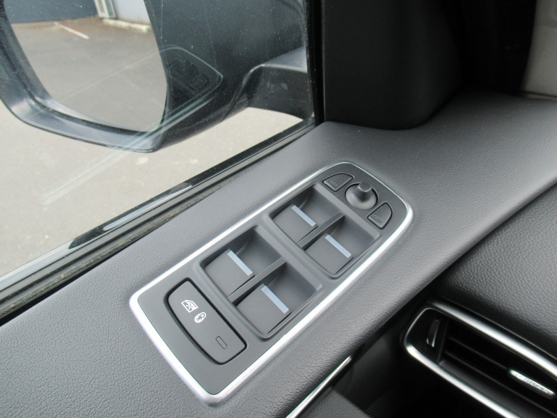 Photo 20 de l'offre de JAGUAR F-PACE 2.0D 180CH R-SPORT AWD BVA8 à 24990€ chez J'NOV AUTO
