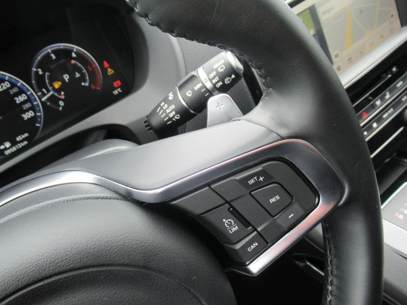 Photo 13 de l'offre de JAGUAR F-PACE 2.0D 180CH R-SPORT AWD BVA8 à 24990€ chez J'NOV AUTO