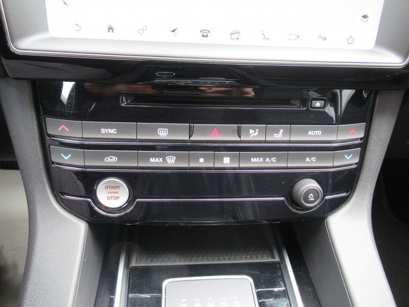 Photo 15 de l'offre de JAGUAR F-PACE 2.0D 180CH R-SPORT AWD BVA8 à 24990€ chez J'NOV AUTO
