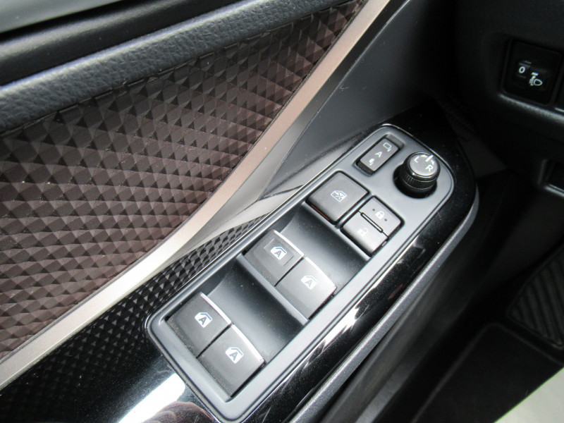 Photo 13 de l'offre de TOYOTA C-HR 122H DISTINCTIVE 2WD E-CVT à 18750€ chez J'NOV AUTO