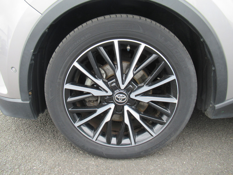 Photo 19 de l'offre de TOYOTA C-HR 122H DISTINCTIVE 2WD E-CVT à 18750€ chez J'NOV AUTO