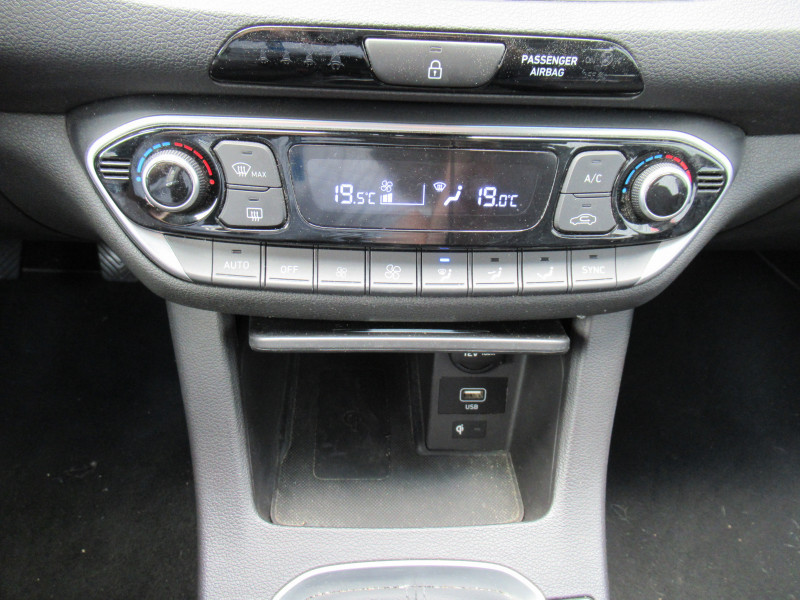 Photo 11 de l'offre de HYUNDAI I30 SW 1.6 CRDI 115CH BUSINESS à 16290€ chez J'NOV AUTO