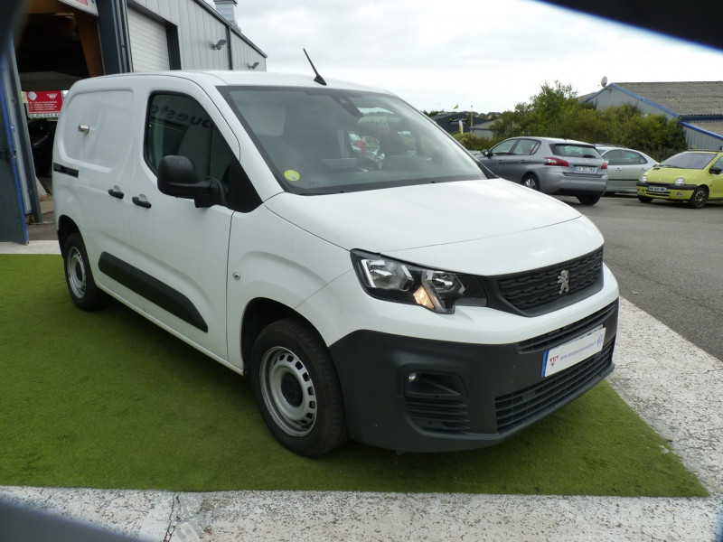 Photo 2 de l'offre de PEUGEOT PARTNER STANDARD 650KG BLUEHDI 100CH S&S BVM5 ASPHALT à 14990€ chez Vent d'ouest automobiles