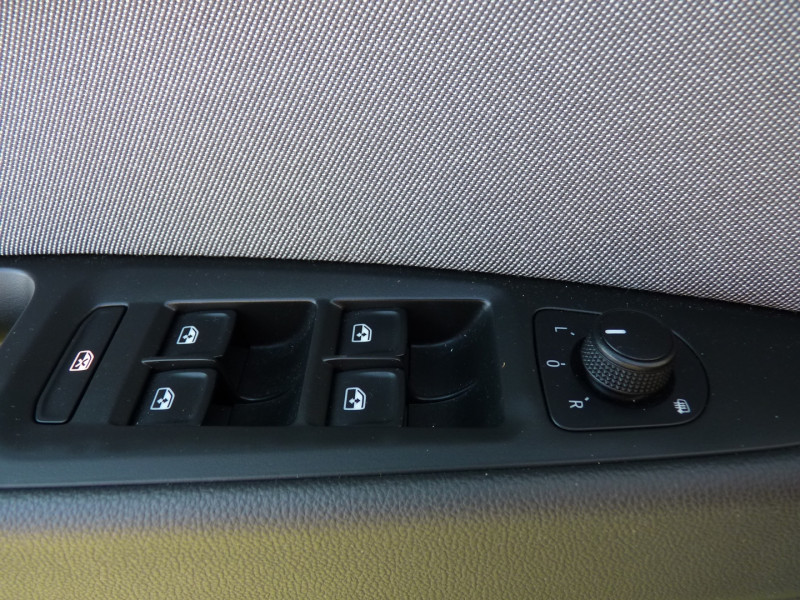Photo 13 de l'offre de SEAT LEON 1.6 TDI 115CH STYLE BUSINESS EURO6D-T à 13490€ chez Vent d'ouest automobiles