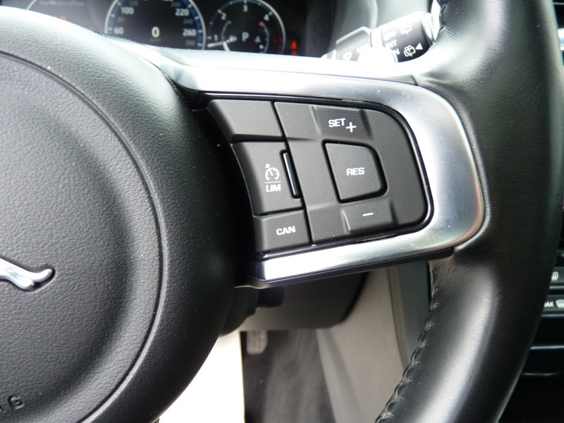 Photo 9 de l'offre de JAGUAR F-PACE 2.0D 180CH R-SPORT AWD BVA8 à 24990€ chez Vent d'ouest automobiles