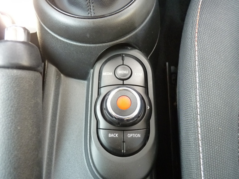 Photo 11 de l'offre de MINI MINI 5 PORTES ONE 102CH  BVA7 à 17990€ chez Vent d'ouest automobiles
