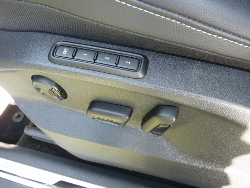Photo 15 de l'offre de VOLKSWAGEN TIGUAN 1.5 TSI 150CH R-LINE EXCLUSIVE DSG7 à 43900€ chez Vent d'ouest automobiles