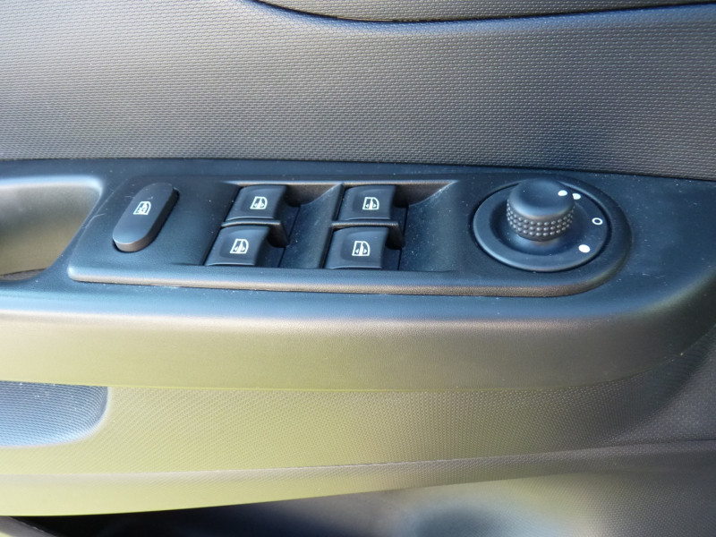 Photo 13 de l'offre de RENAULT CAPTUR 1.5 DCI 90CH BUSINESS ECOÂ² EDC à 11990€ chez Vent d'ouest automobiles