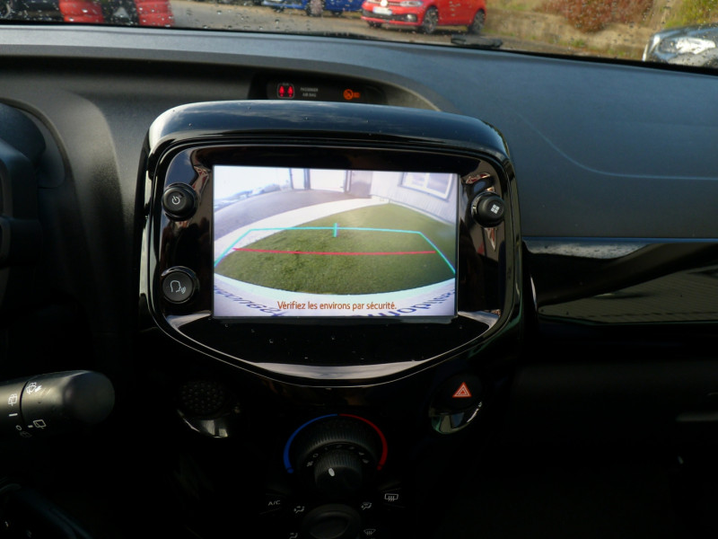 Photo 11 Citroen C1 AIRSCAPE VTI 72 SHINE 5P Essence VERT CLAIR METAL en vente chez Vent d'ouest automobiles Photo 11 de l'offre de CITROEN C1 AIRSCAPE VTI 72 SHINE 5P à 8990€ chez Vent d'ouest automobiles