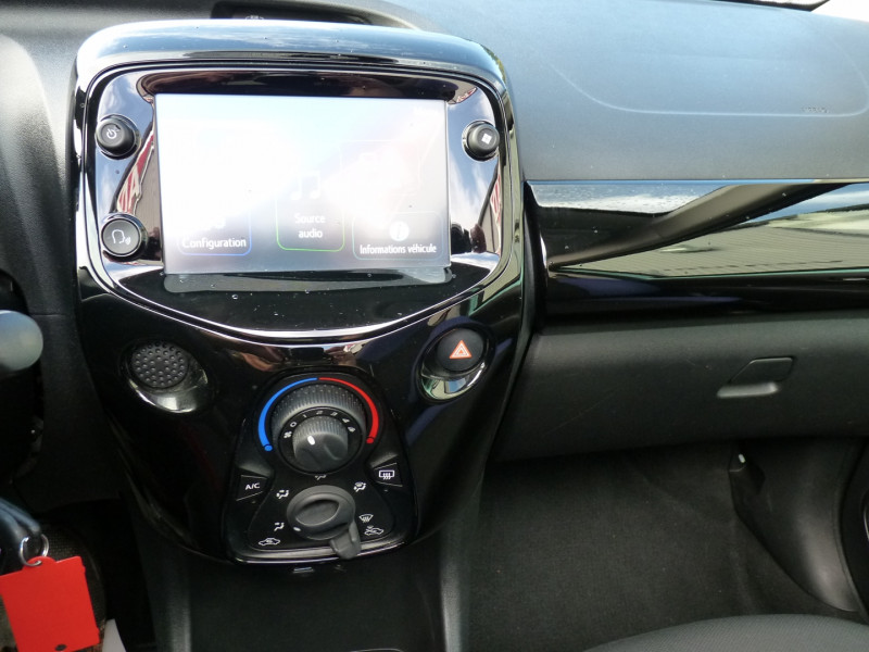 Photo 10 Citroen C1 AIRSCAPE VTI 72 SHINE 5P Essence VERT CLAIR METAL en vente chez Vent d'ouest automobiles Photo 10 de l'offre de CITROEN C1 AIRSCAPE VTI 72 SHINE 5P à 8990€ chez Vent d'ouest automobiles