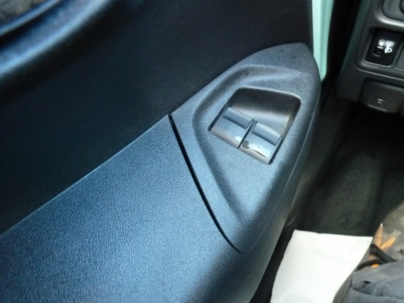 Photo 12 Citroen C1 AIRSCAPE VTI 72 SHINE 5P Essence VERT CLAIR METAL en vente chez Vent d'ouest automobiles Photo 12 de l'offre de CITROEN C1 AIRSCAPE VTI 72 SHINE 5P à 8990€ chez Vent d'ouest automobiles