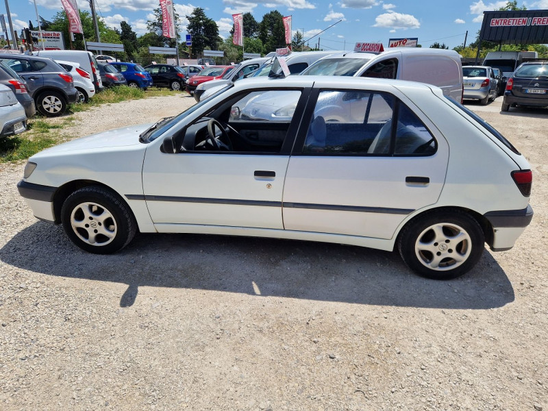 Photo 6 de l'offre de PEUGEOT 306 1.4 XR 5 PORTES à 1990€ chez Automobile nimois