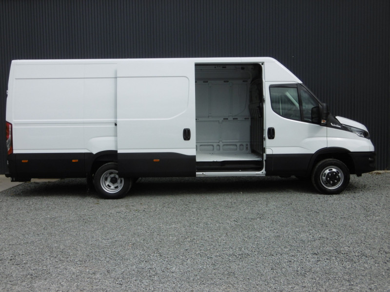 Photo 4 de l'offre de IVECO DAILY FOURGON 35C18 RJ EMPATTEMENT 4100 H2 à 58650€ chez Actuel Auto Import