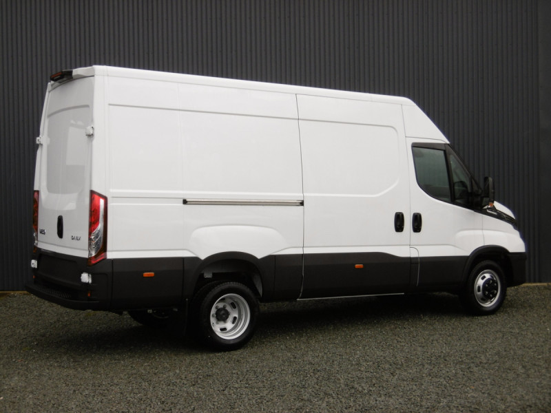 Photo 2 de l'offre de IVECO DAILY FOURGON 35C18 RJ EMPATTEMENT 3520L H2 à 58650€ chez Actuel Auto Import