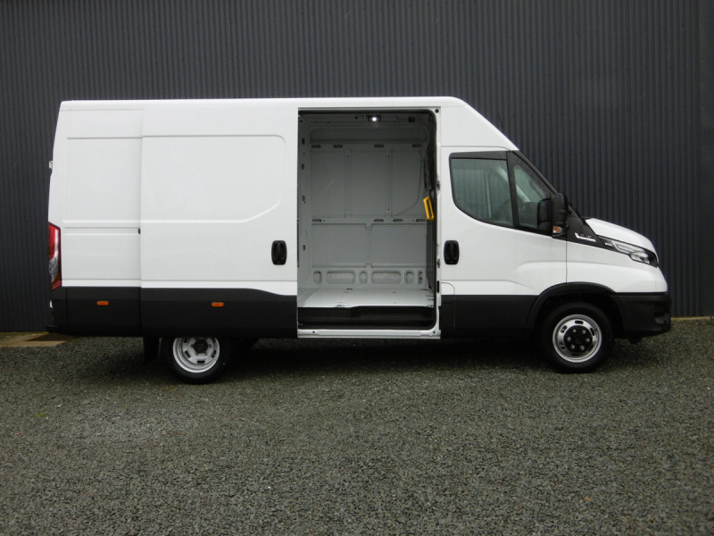 Photo 4 de l'offre de IVECO DAILY FOURGON 35C18 RJ EMPATTEMENT 3520L H2 à 58650€ chez Actuel Auto Import