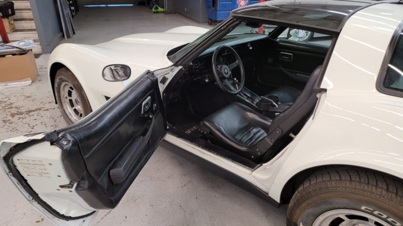 Photo 16 de l'offre de CHEVROLET CORVETTE C3 white V8 350CI STINGRAY à 25000€ chez Centrale auto marché Périgueux