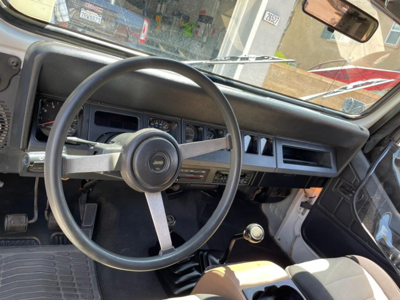 Photo 13 de l'offre de JEEP WRANGLER 4.0L 6 CYLINDRES à 20990€ chez Centrale auto marché Périgueux