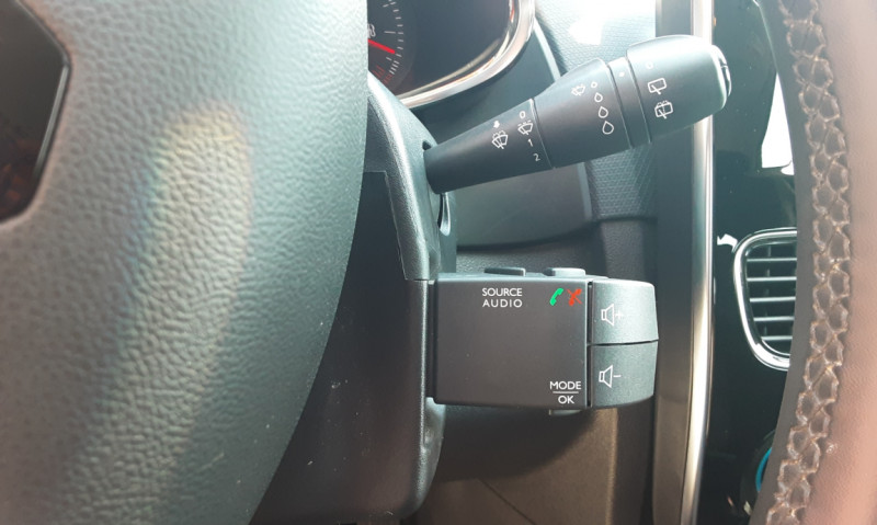 Photo 32 de l'offre de RENAULT CLIO IV dCi 90 E6C EDC Business à 14990€ chez Centrale auto marché Périgueux