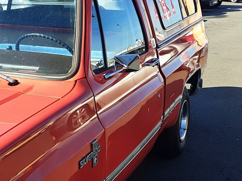 Photo 13 de l'offre de CHEVROLET C10 V8 305CI SILVERADO 5.0L 1985 à 26900€ chez Centrale auto marché Périgueux