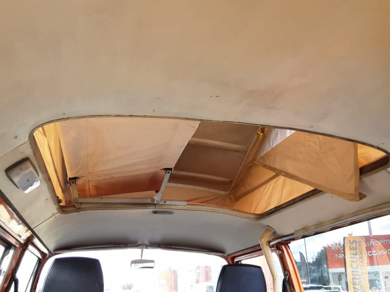 Photo 43 de l'offre de VOLKSWAGEN COMBI T2 1973 à 35000€ chez Centrale auto marché Périgueux