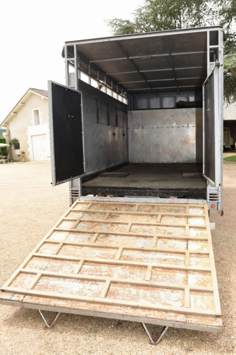 Photo 7 de l'offre de FORD CAMION BETAIL D300 à 13900€ chez Centrale auto marché Périgueux