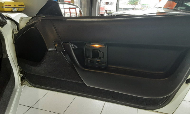 Photo 30 de l'offre de CHEVROLET CORVETTE C4 CABRIOLET LT1 V8 5.7L BLANCHE à 25900€ chez Centrale auto marché Périgueux