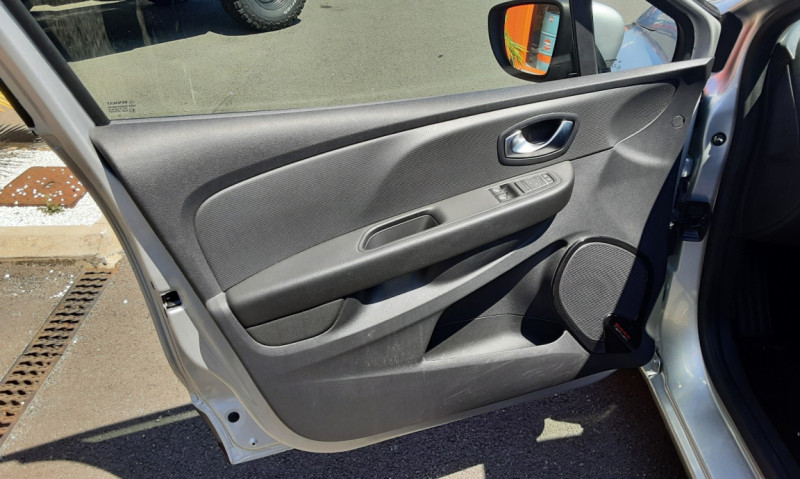Photo 28 de l'offre de RENAULT CLIO IV dCi 90 E6C EDC Business à 14990€ chez Centrale auto marché Périgueux
