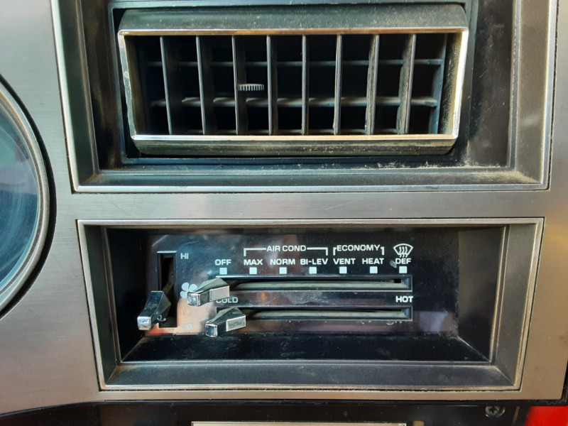 Photo 38 de l'offre de CHEVROLET C10 V8 305CI SILVERADO 5.0L 1985 à 26900€ chez Centrale auto marché Périgueux