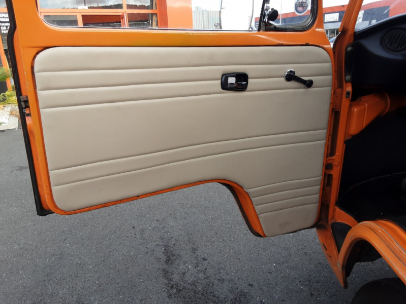 Photo 36 de l'offre de VOLKSWAGEN COMBI T2 1973 à 35000€ chez Centrale auto marché Périgueux