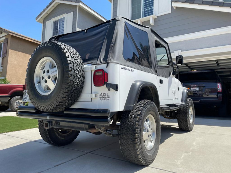 Photo 4 de l'offre de JEEP WRANGLER 4.0L 6 CYLINDRES à 20990€ chez Centrale auto marché Périgueux